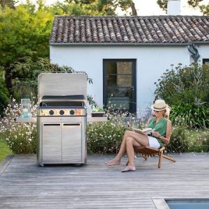 femme au bord de la piscine avec une plancha Le Marquer à côté