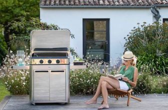 femme au bord de la piscine avec une plancha Le Marquer à côté