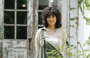 femme devant abri de jardin