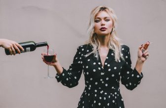 femme verre de vin cigarette
