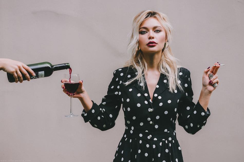 femme verre de vin cigarette