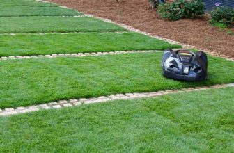robot tondeuse dans un jardin