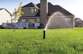 arroseur escamotable dans le jardin