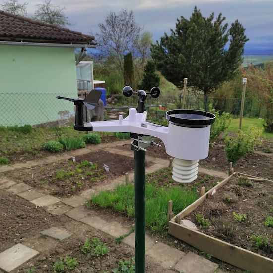 station météo dans jardin