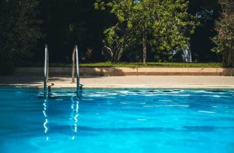 tuer les moustique près de la piscine