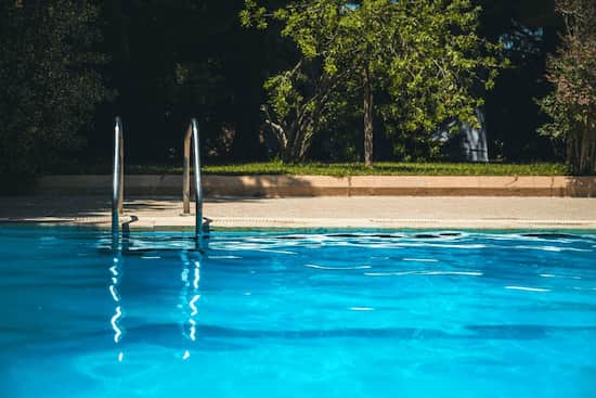 tuer les moustique près de la piscine