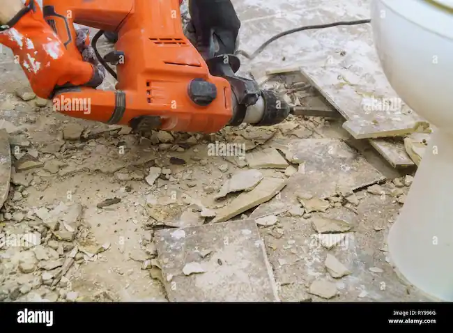 Les carreaux sont enlevés avec un burineur électrique léger